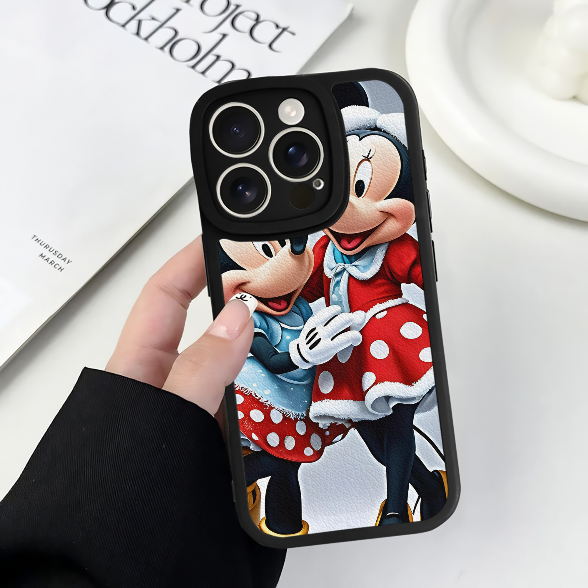（画像用） ミッキーマウス Mickey Mouse 【iPhone 16シリーズ対応】シリコンスマホケース（レザー調） 材質：シリコン